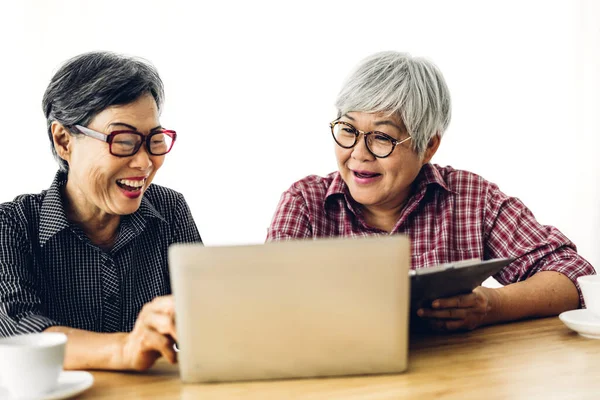 Portré Két Barát Boldog Idősebb Felnőtt Ázsiai Nők Mosolyog Dolgozik — Stock Fotó