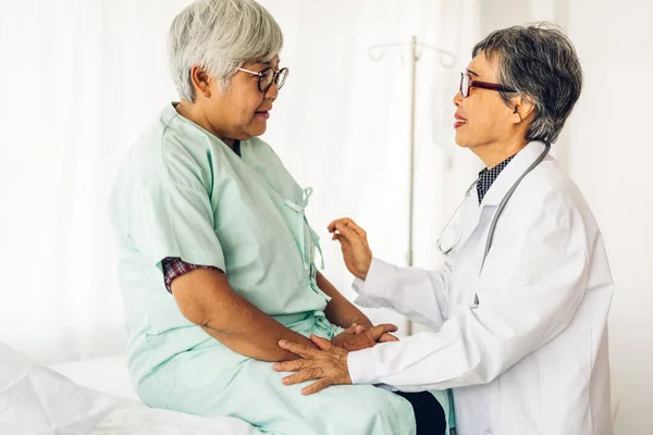 Doctora Mayor Que Usa Uniforme Con Servicio Estetoscopio Ayuda Apoyar — Foto de Stock