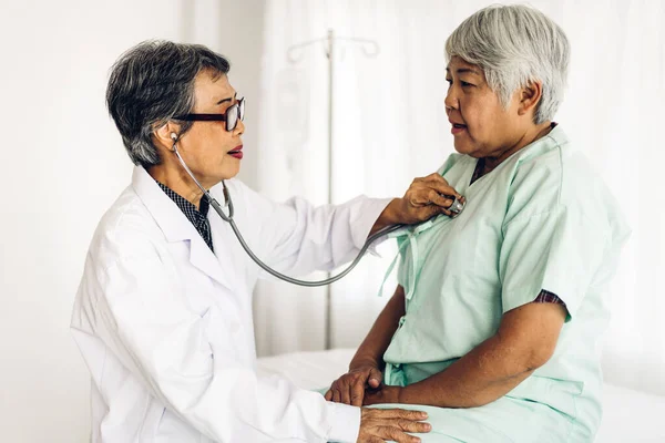 Médica Idosa Vestindo Uniforme Com Serviço Estetoscópio Ajuda Apoiar Discussão — Fotografia de Stock