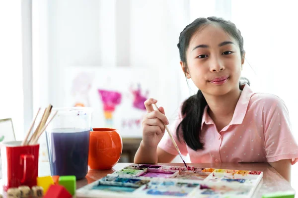 Piccolo Artista Ragazza Asiatica Disegno Tela Con Tavolozza Dei Colori — Foto Stock