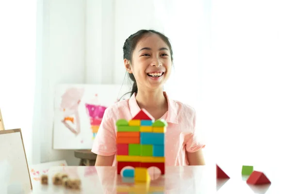 Mutlu Asyalı Küçük Kızın Portresi Oyuncak Oyuncakla Gülümsüyor Evdeki Tahta — Stok fotoğraf