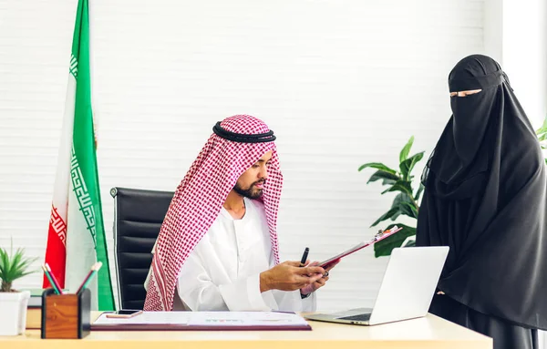 Successo Due Collegi Araba Uomo Affari Donna Che Lavorano Con — Foto Stock