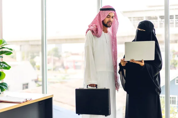 Successo Due Collegi Araba Uomo Affari Donna Che Lavorano Con — Foto Stock