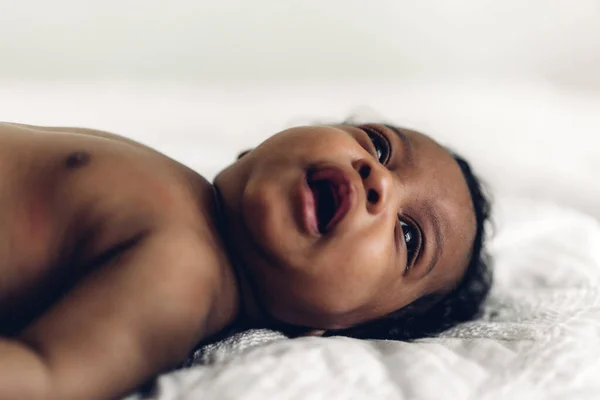 Retrato Lindo Adorable Bebé Afroamericano Pequeño Mirando Dormitorio Blanco — Foto de Stock