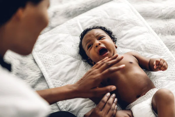 Retrato Disfrutar Del Amor Feliz Familia Afroamericana Madre Jugando Con — Foto de Stock