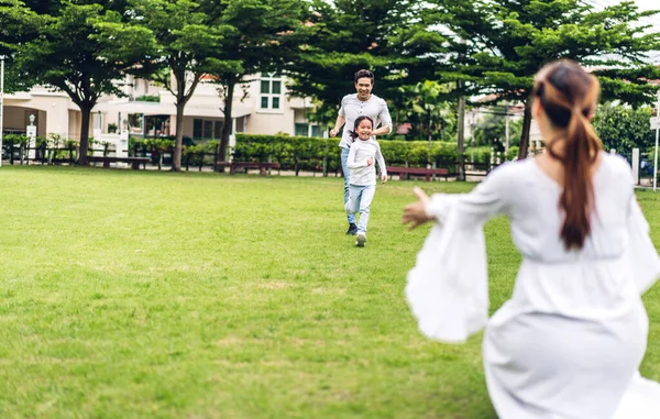欣赏快乐爱情的肖像亚洲家庭的父母 亚洲小女孩笑着跑着玩耍 在夏季公园里玩得很开心 — 图库照片