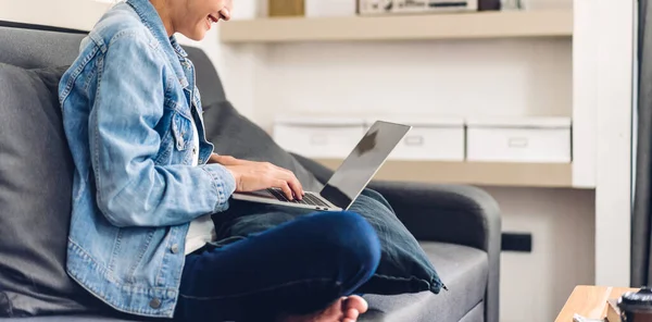 Joven Sonriendo Feliz Hermosa Mujer Asiática Relajante Usando Computadora Portátil —  Fotos de Stock