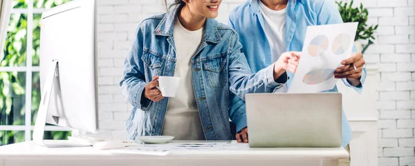 Pareja Asiática Joven Que Relaja Usando Trabajo Computadora Escritorio Reunión —  Fotos de Stock