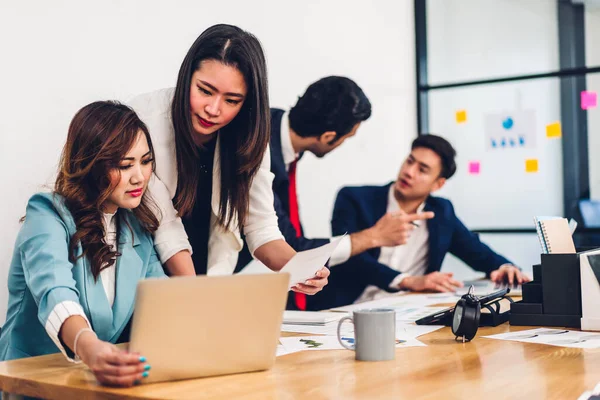 Grupp Professionella Asiatiska Affärsmöte Och Diskutera Strategi Med Nya Start — Stockfoto