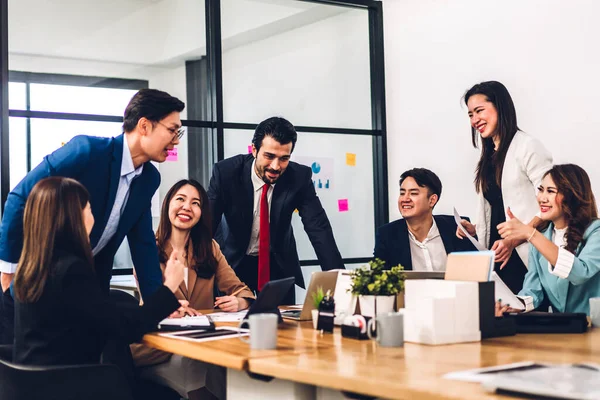 Grupp Professionella Asiatiska Affärsmöte Och Diskutera Strategi Med Nya Start — Stockfoto