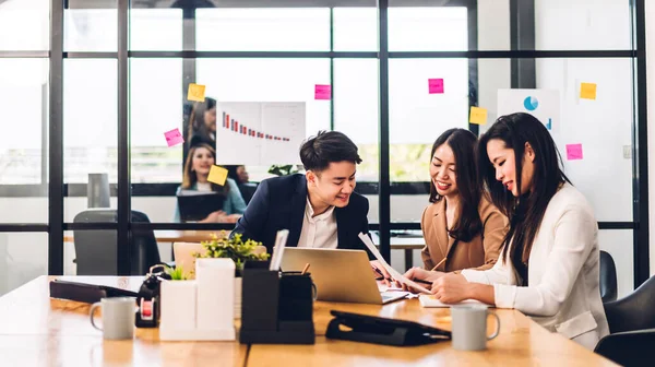 Gruppe Professioneller Asiatischer Geschäftstreffen Und Strategiediskussionen Mit Neuem Startup Projekt — Stockfoto