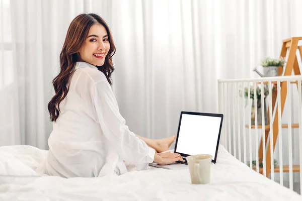 Joven Sonriendo Feliz Hermosa Mujer Asiática Relajante Usando Computadora Portátil —  Fotos de Stock