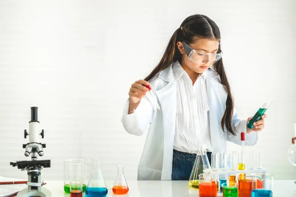 Menina Bonito Estudante Criança Aprendendo Pesquisa Fazendo Experimento Químico Fazer — Fotografia de Stock