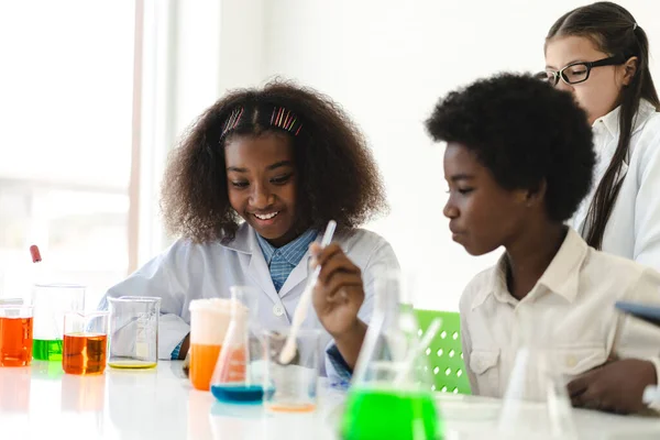 Grupo Adolescente Bonito Pouco Estudante Criança Aprendizagem Pesquisa Fazer Experimento — Fotografia de Stock