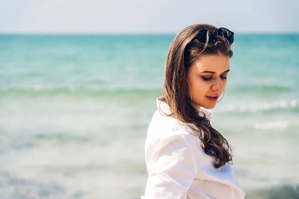 Porträtt Leende Mode Kvinna Avkoppling Den Tropiska Stranden Glad Ung — Stockfoto