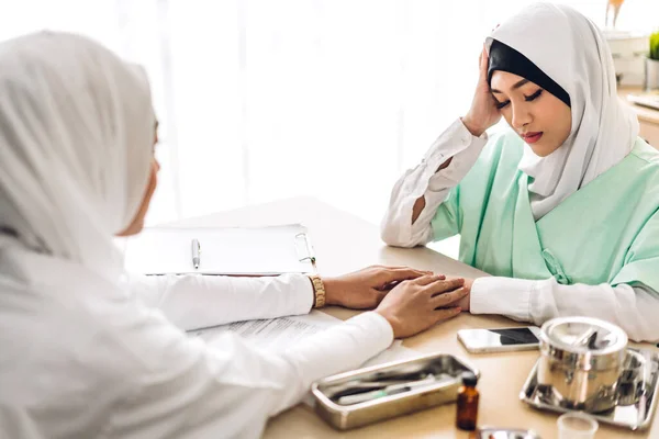 Müslüman Asyalı Kadın Doktor Hizmetleri Müslüman Kadın Hastalarla Konuşma Danışma — Stok fotoğraf