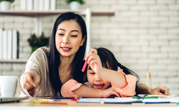 Ritratto Amore Asiatico Famiglia Madre Piccolo Asiatico Ragazza Learning Writing — Foto Stock