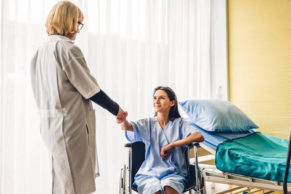 Steteskopla Üniforma Giyen Kıdemli Kadın Doktor Hasta Kadın Hastalarla Hastane — Stok fotoğraf