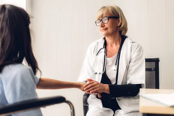 Kvinnlig Läkare Konsultera Och Hålla Hand Patienten Lugnande Med Omsorg — Stockfoto