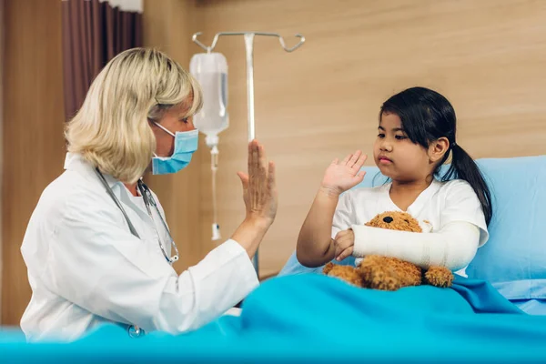 Koruyucu Maske Takan Kadın Doktor Küçük Kız Hastayla Konuşma Danışma — Stok fotoğraf