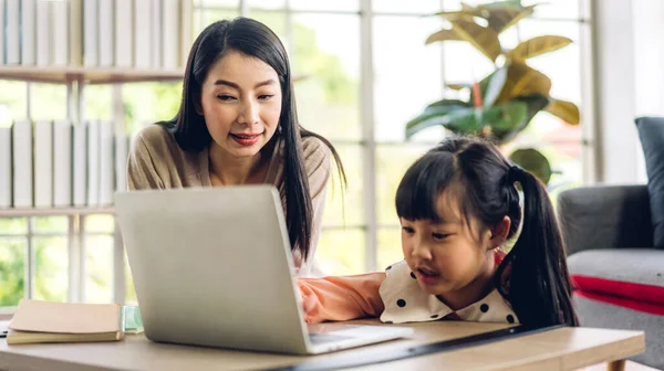 Madre Bambina Asiatica Bambina Che Impara Guarda Computer Portatile Facendo — Foto Stock