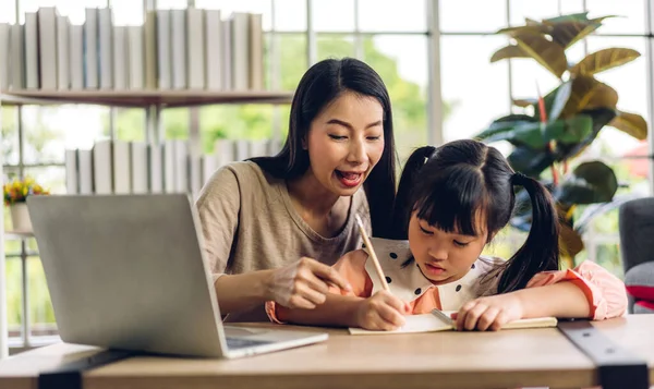 Madre Bambina Asiatica Bambina Che Impara Guarda Computer Portatile Facendo — Foto Stock