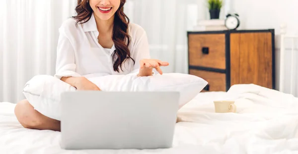 Jovem Sorrindo Mulher Asiática Relaxante Usando Computador Portátil Beber Café — Fotografia de Stock