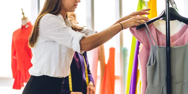 Retrato Dos Hermosa Mujer Bonita Diseñadora Moda Con Estilo Trabajo — Foto de Stock