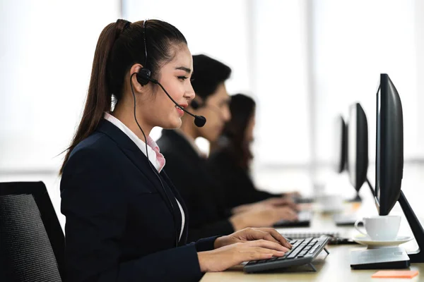 Grupp Glada Asiatiska Leende Call Center Affärsoperatör Kundhjälp Team Telefon — Stockfoto