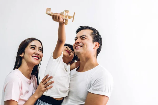 Porträtt Njuta Lycklig Kärlek Asiatisk Familj Far Och Mor Håller — Stockfoto