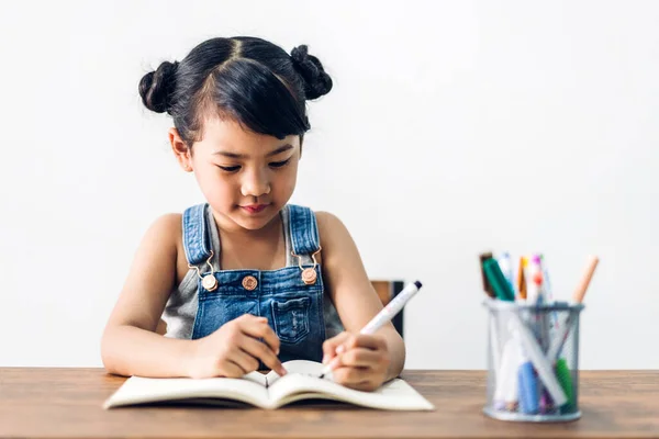 Okulda Okuyan Küçük Bir Kız Evde Kalem Yapıp Defterine Yazıyor — Stok fotoğraf