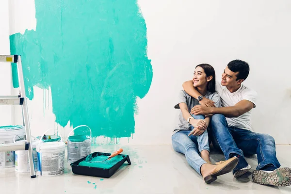 Couple Heureux Aide Rouleau Peinture Peinture Des Murs Dans Leur — Photo