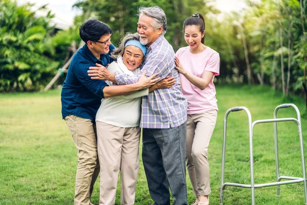 Portré Élvezni Boldog Mosolygós Szeretet Többgenerációs Ázsiai Nagy Család Idős — Stock Fotó