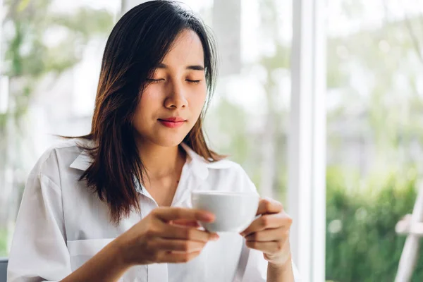 Portrait Smiling Happy Cheerful Beautiful Pretty Asian Woman Relaxing Drinking — Stock Photo, Image