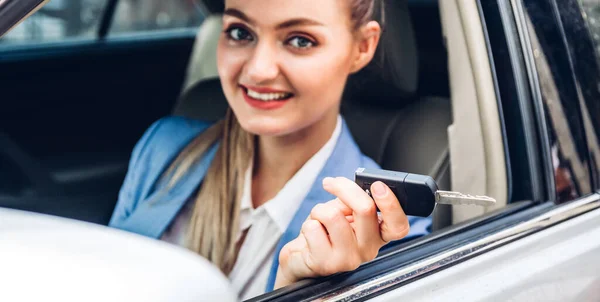 Business Woman Looking Camera Showing Car Keys While Sitting Car — Stock Photo, Image