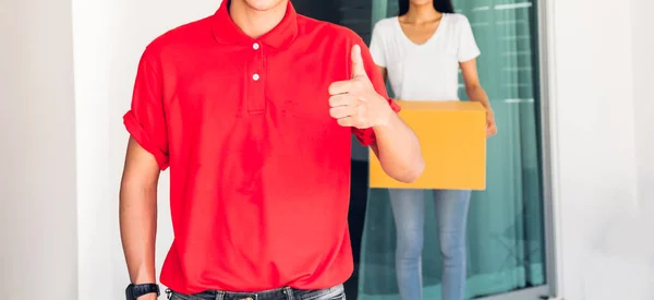 Vrouw Accepteert Een Bezorgdoos Van Bezorger Man Rood Uniform Courier — Stockfoto