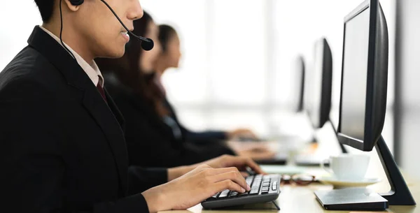 Gruppe Von Glücklichen Asiatischen Lächelnden Call Center Business Operator Kunden — Stockfoto