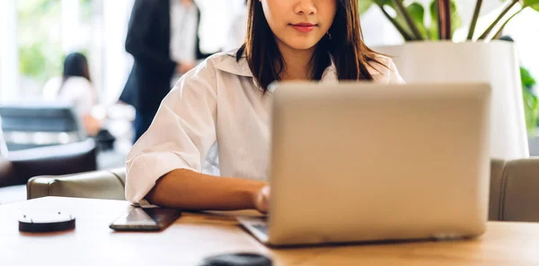 Portrait Smiling Happy Beautiful Asian Woman Relax Using Technology Laptop — Stock Photo, Image