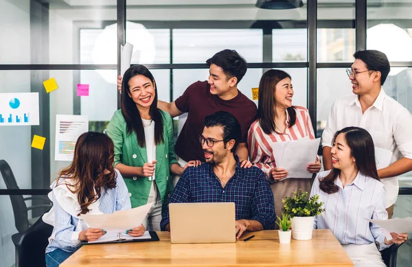 Grupp Professionella Asiatiska Affärsmöte Och Diskutera Strategi Med Nya Start — Stockfoto