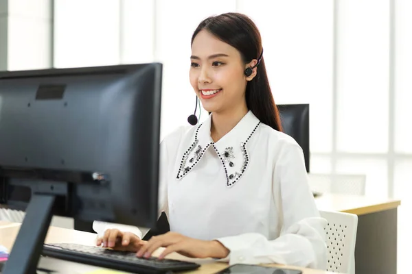 Hermosa Feliz Call Center Sonriendo Asiático Mujer Negocios Operador Atención — Foto de Stock