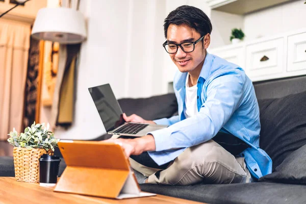 Joven Sonriente Hombre Asiático Utilizando Ordenador Portátil Trabajo Videoconferencia Reunión —  Fotos de Stock