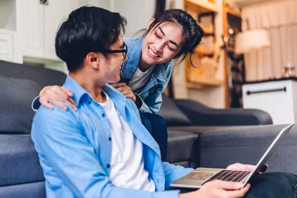 Pareja Asiática Joven Que Relaja Usando Trabajo Computadora Portátil Reunión —  Fotos de Stock