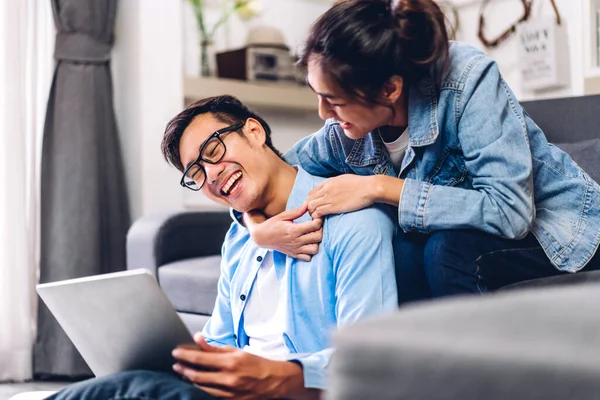 Giovane Coppia Asiatica Relax Con Computer Portatile Lavoro Videoconferenza Riunione — Foto Stock