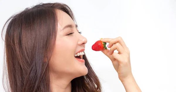 Sorrindo Beleza Alegre Mulher Asiática Bonita Segurando Comendo Morango Vermelho — Fotografia de Stock
