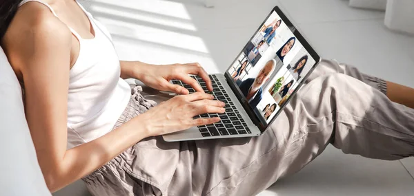 Kobieta Rozmawiać Pomocą Komputera Laptopa Pracy Wideokonferencji Online Spotkanie Kolegami — Zdjęcie stockowe