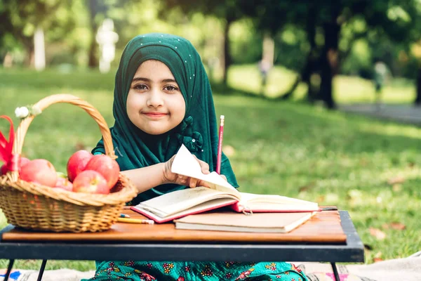 Hijab Elbise Gülümseyen Mutlu Küçük Müslüman Kız Çocuk Portresi Okuma — Stok fotoğraf
