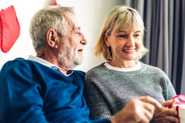 Oudere Paar Ontspannen Samen Praten Zitten Bank Woonkamer Thuis Pensioen — Stockfoto