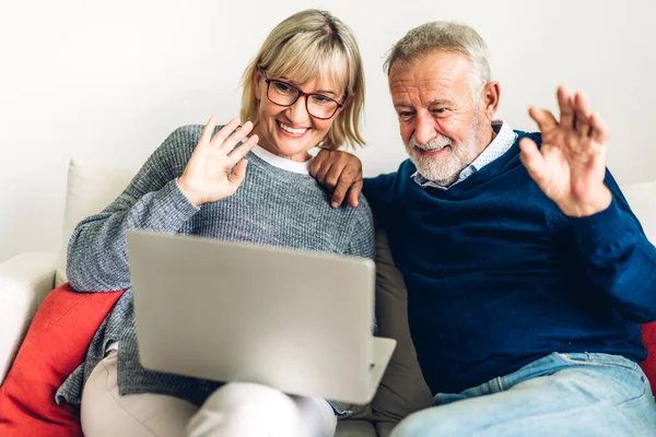 Familia Pareja Mayor Que Pasa Buen Rato Usando Ordenador Portátil — Foto de Stock