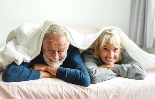 Retrato Una Feliz Pareja Ancianos Sonrientes Relajándose Hablando Juntos Cama — Foto de Stock