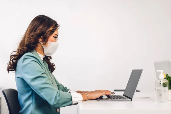 Junge Asiatische Geschäftsfrau Arbeitet Mit Laptop Und Plant Treffen Quarantäne — Stockfoto